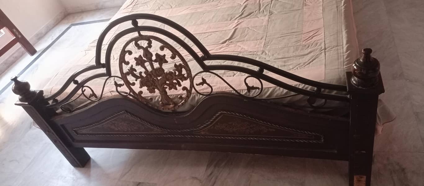 iron bed 0