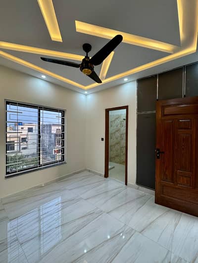 10marla upper portion for rent in LDA avenue Lahore