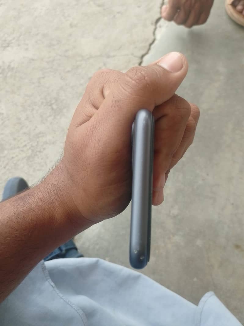 iPhone 11 4