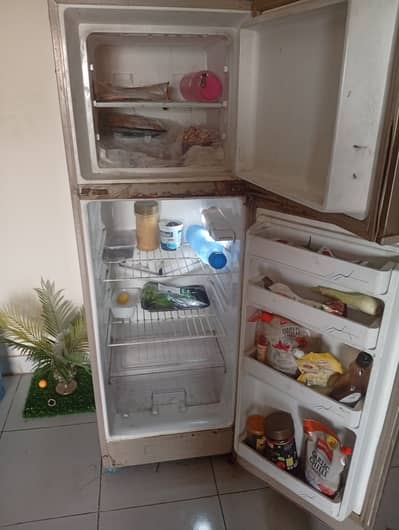 Selling dawlance fridge in only 30k precint 19 bahria apartments towe