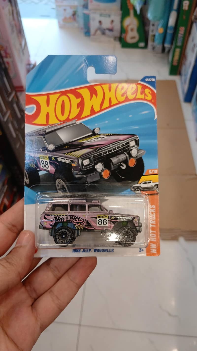 Hotwheels Dinkey 16
