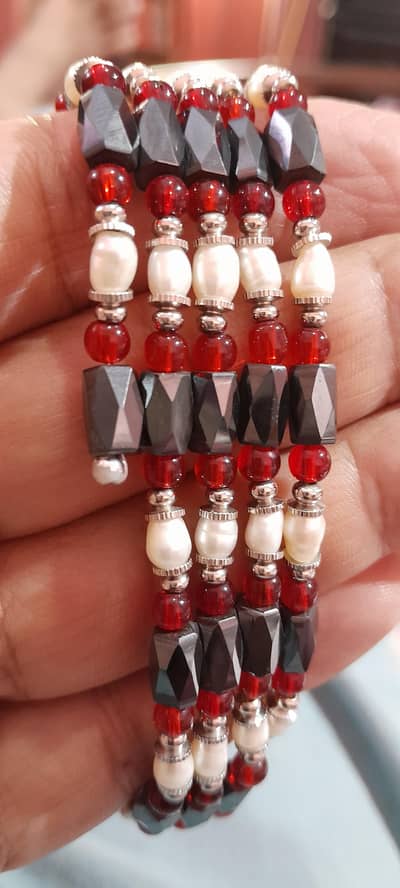 MAGNETIC ADJUSTABLE BRACELET WITH PEARLS