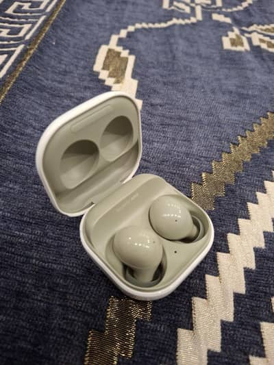 SAMSUNG BUDS 2 Right earbud not working properly.
