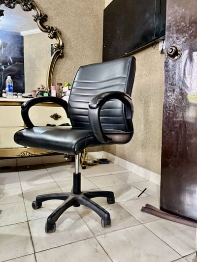 3 Office chairs for sale - Govt offices ki nilami sy  perchased