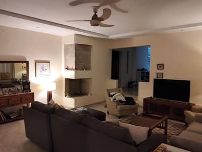 Investor Alert F7 1066 Syd Beautiful Liveable Double Unit House 6Bedroom 2d/d 2 tvl 2 Kitchen with sqtr Front Lawn Huge Parking Near to Markaz and Park Prime Location