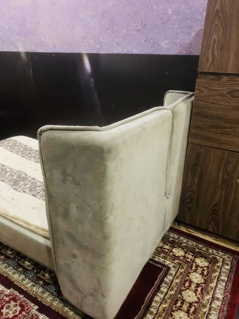 Single bed 0