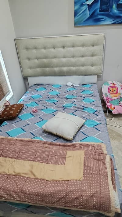 2 white beds with 4 side tables