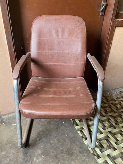 2 chairs hain same