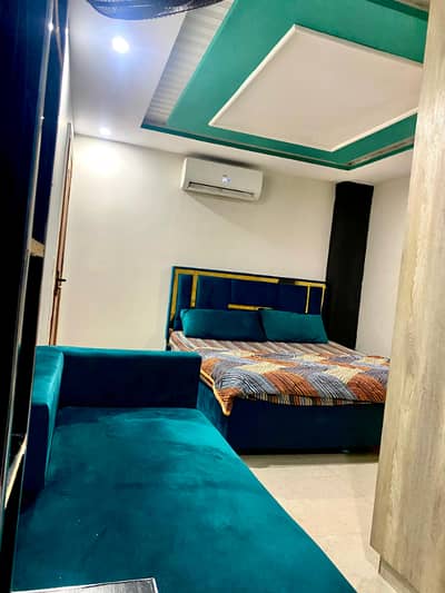 One bedroom apartment available on daily weakly basis in bahria town lahore and also available on short stay like 3/4 hours for couples and families
