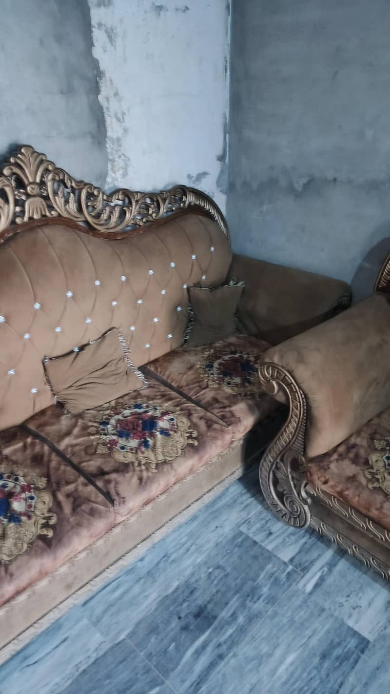 3 sofa hai 1