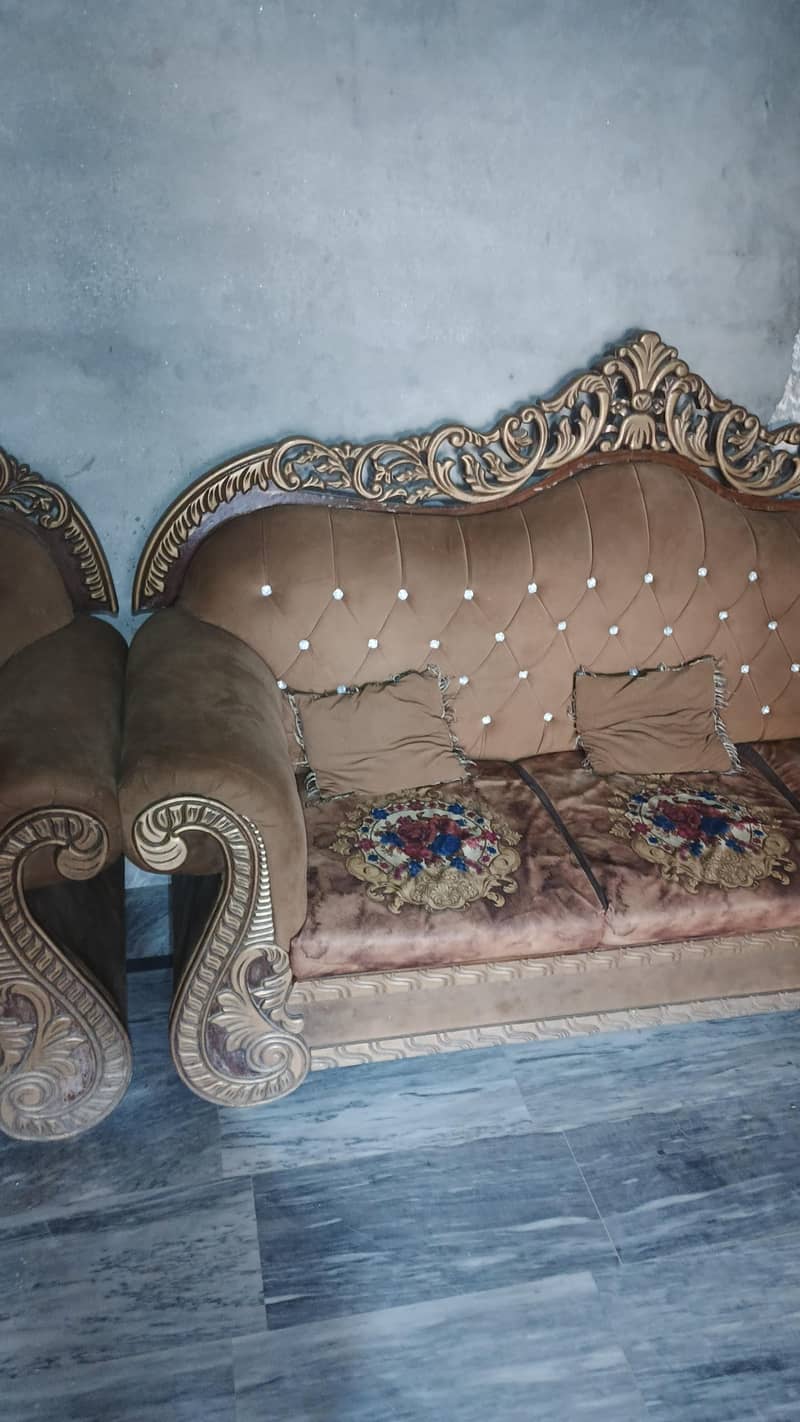 3 sofa hai 2