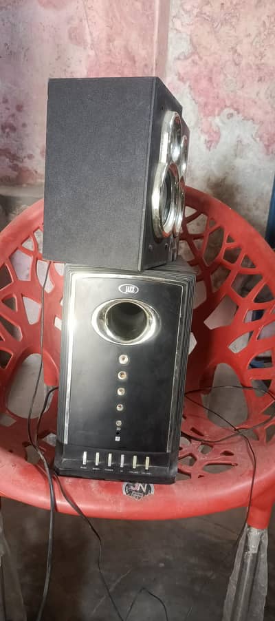 urgently sale Almost New Speakers