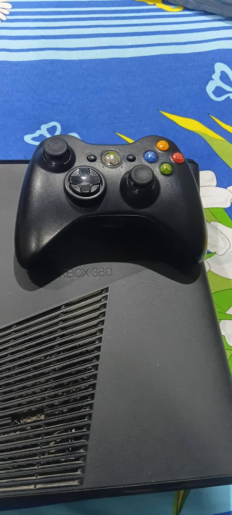 Xbox 360 Console With 2 Controllers 2