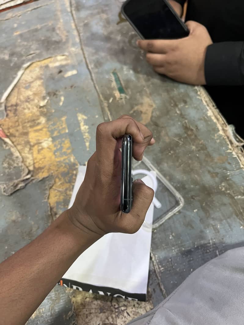 IPHONE 11 PRO 1