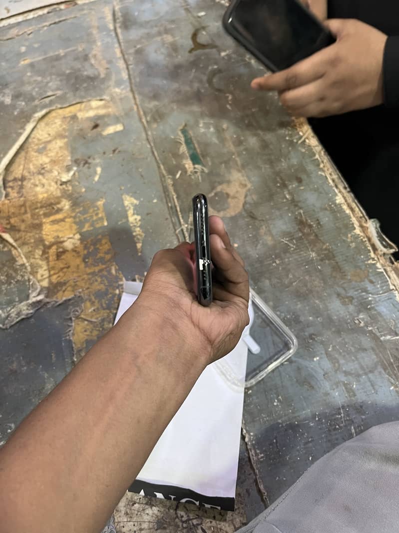 IPHONE 11 PRO 4
