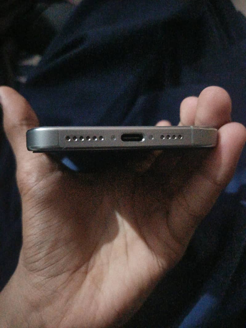 iPhone 15 Pro Max 4