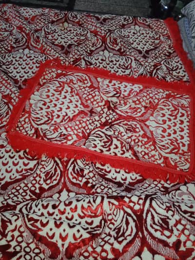 Heavy velvet bedsheet Red and white