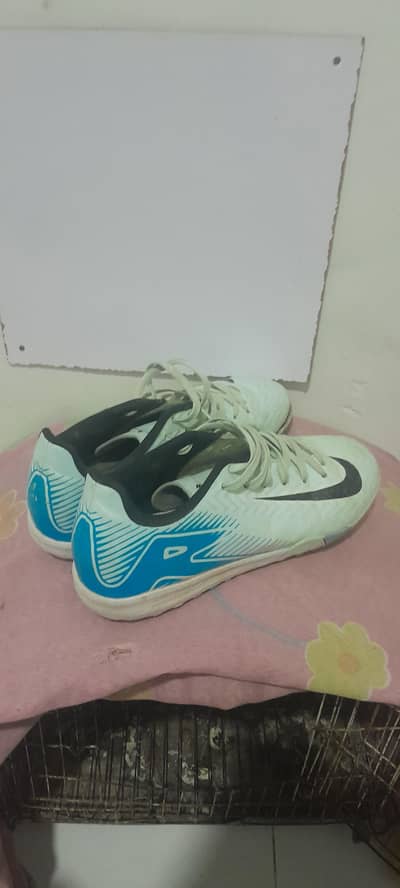 this deal is for air zoom lovers we ha 4 air zoom and 1 aiddas dm fast