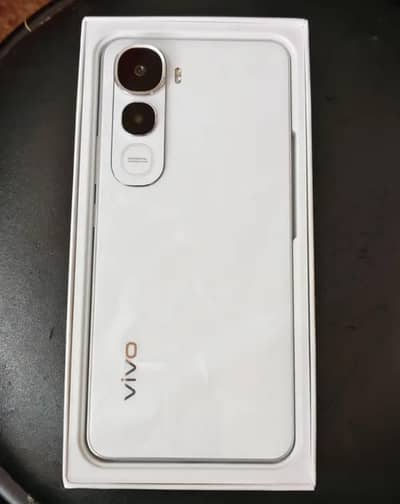 vivo y400 box charger Sath ha 7 se 8 months warranty remaining