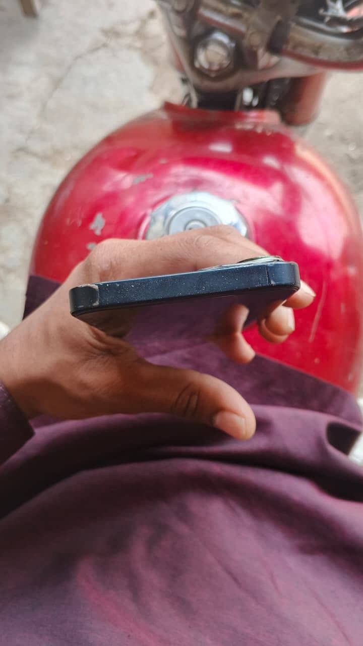 iPhone 13 4
