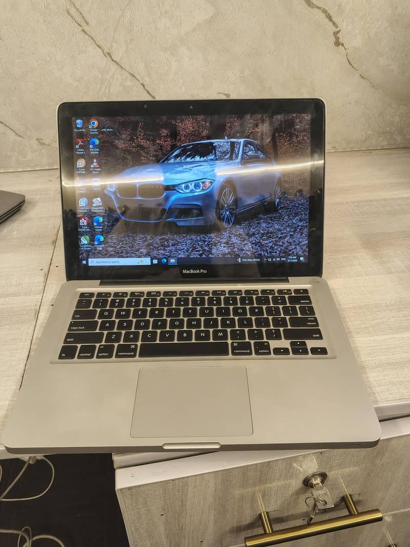 APPLE MAC BOOK PRO 1