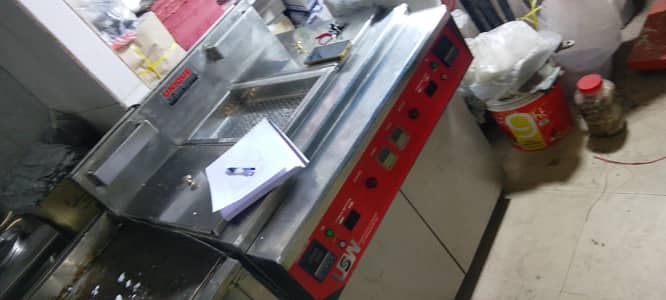 Fryer 16+16 sizling unique wlo ka. . hot plate. breading table . . working