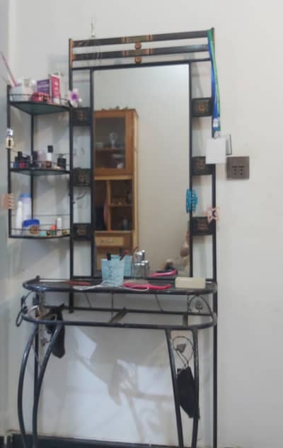 DRESSING TABLE