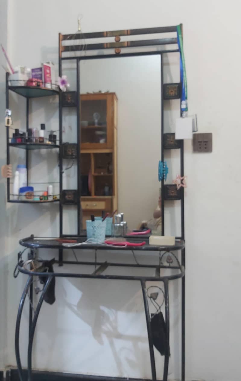 DRESSING TABLE 0