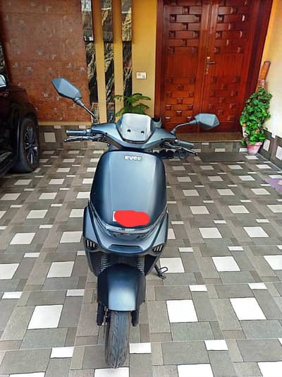 2800 km used only Minar scratches Colo Black