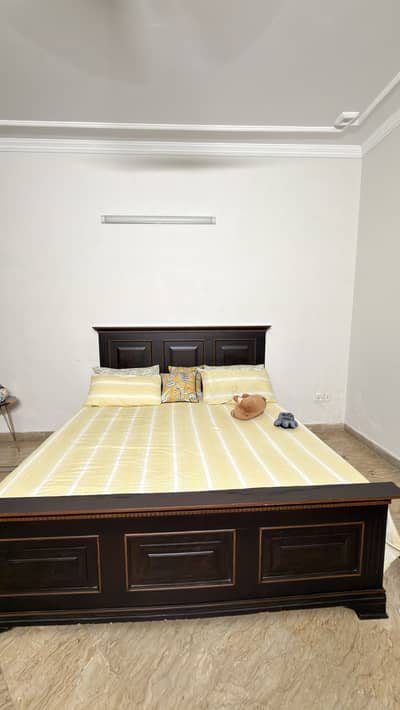 Wooden bed and dressing table for sale