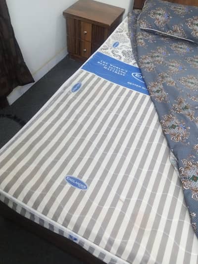 bed with matrees
