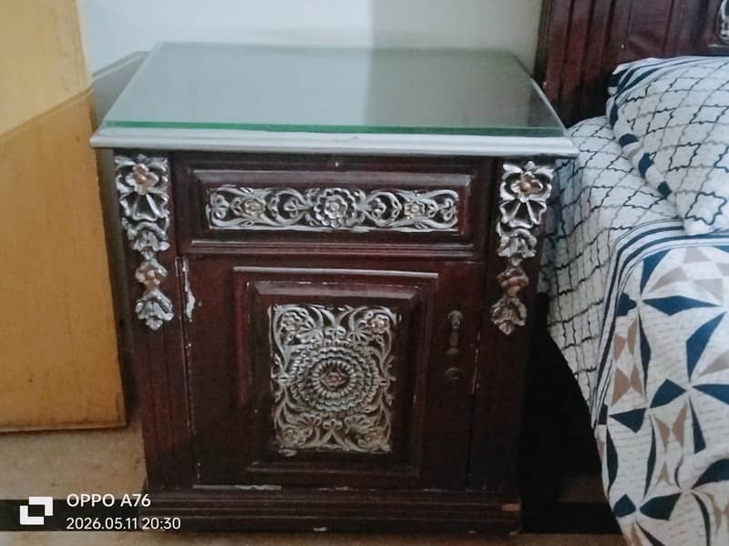 bed with side tables 4