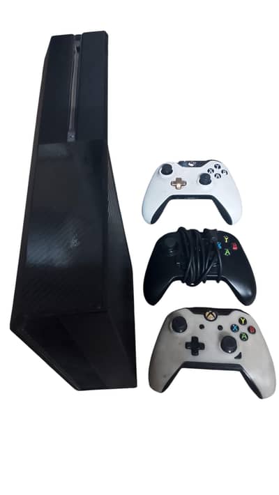 xbox one with 3 controller and 5 games
