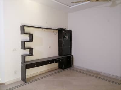 Avail Yourself A Great Prime Location 10 Marla House In Sahafi Colony For Rent