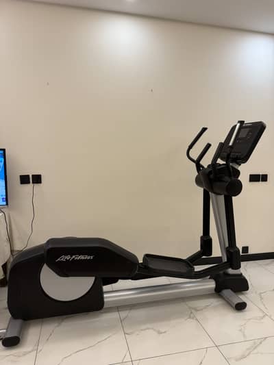 LifeFitness Imported Cross trainer E1 w/ a Go Console.