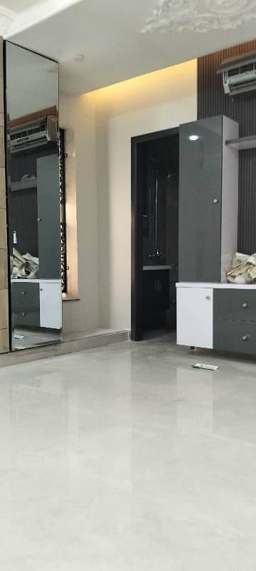 Beautiful House Brand New Good Location Gulberg 3
