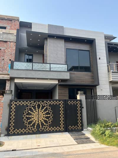 5 Marla Ground Floor Near Emporium mall  1 Bedrooms Attached Bathroom