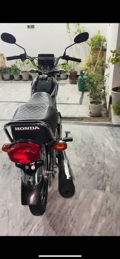 Honda 125 black colour 25 ki serial All ok 10 hazar chala ha