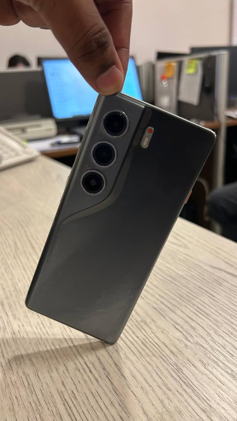 Techno Camon 40 Pro with box 2