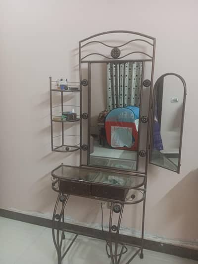 dressing table rode iron good condition
