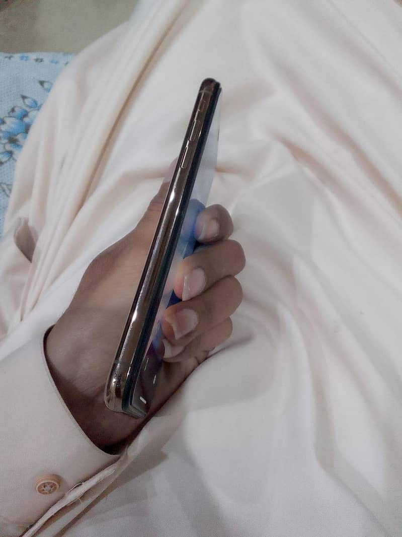 IPHONE XS 4