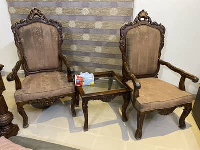 2 Rooms chairs chinoti style with 1 center table conditions: good