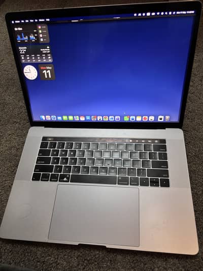 Macbook pro 15.4 inches corei9 16 ram and 512 gb ssd