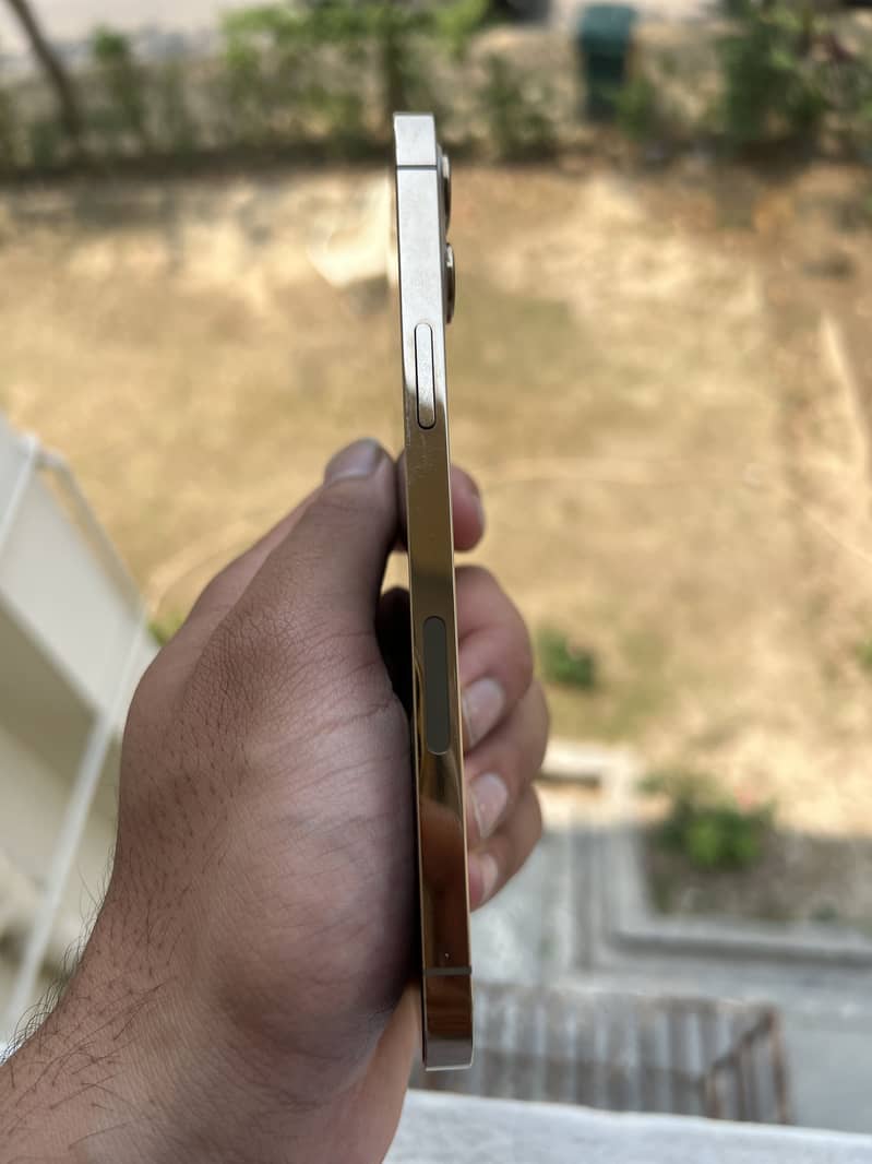 Iphone12 Pro Max With Sim Time. 1