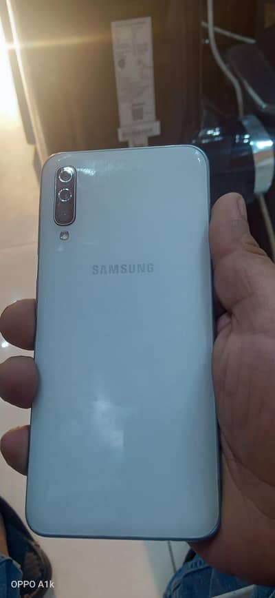 Samsung a50 bhut Acha set ha 4 128 ma ha