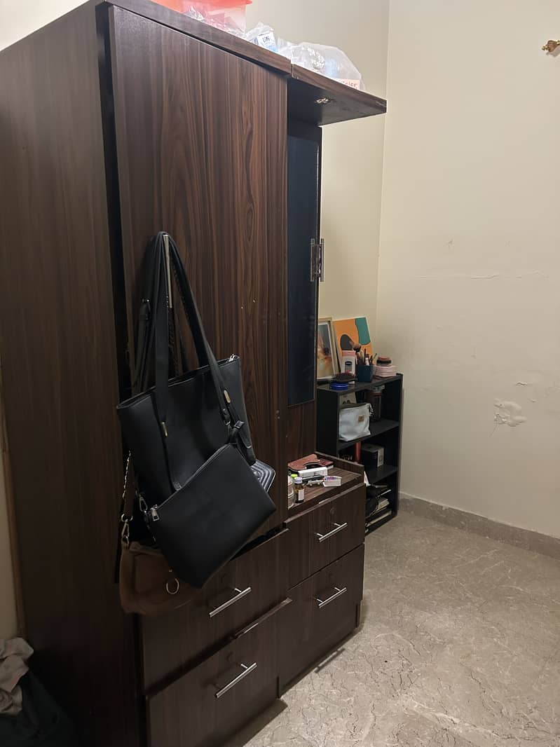 Cupboard/dressing table, Shelves, Table 4