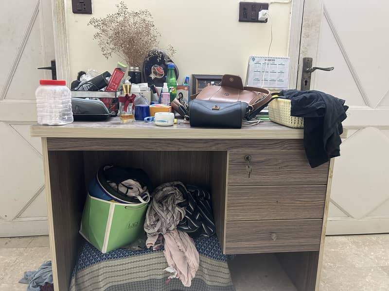 Cupboard/dressing table, Shelves, Table 6