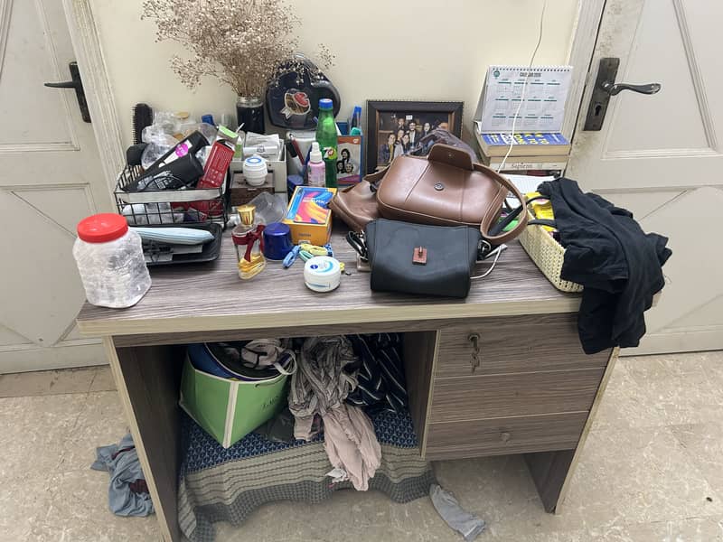 Cupboard/dressing table, Shelves, Table 7