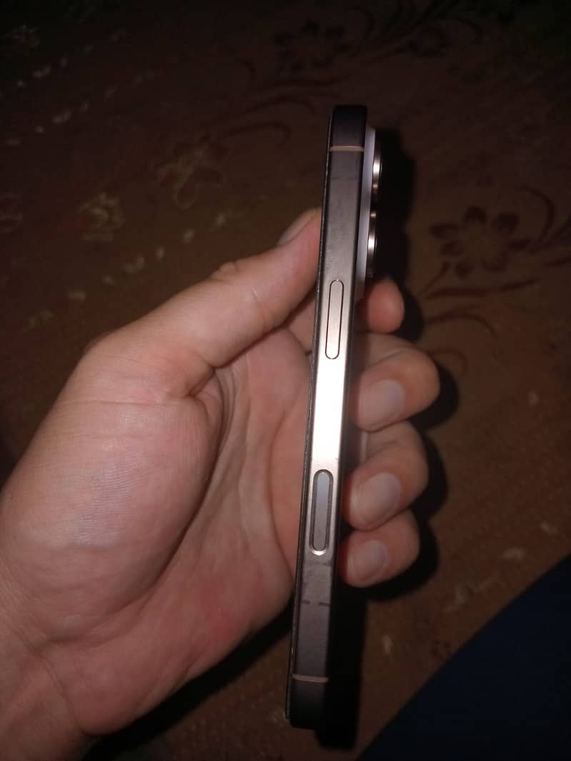 Apple iPhone 16 Pro 2