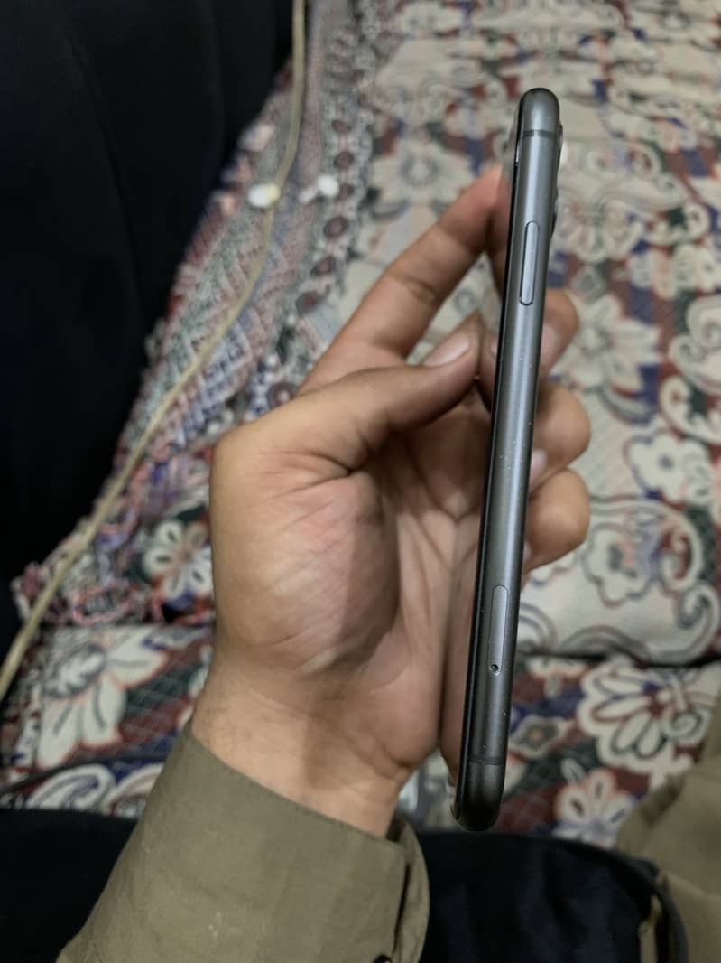 iPhone 11 3